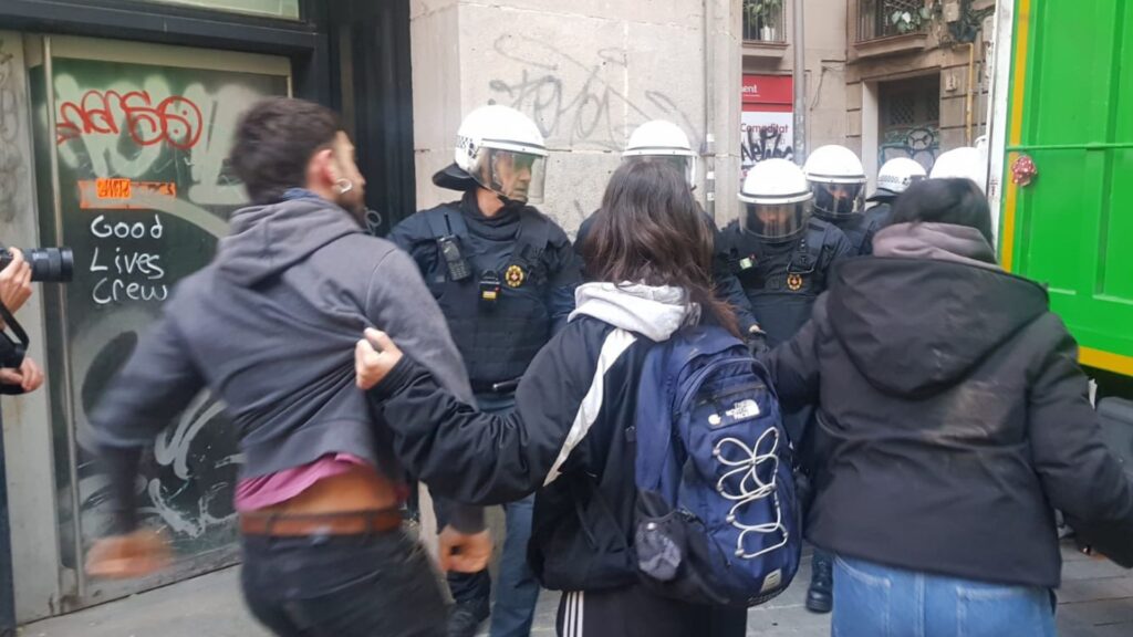Urbana i Mossos desallotgen l'Antiga Massana entre protestes al Raval | VÍDEO | desallotjaments, Guàrdia Urbana, Mossos d'Esquadra