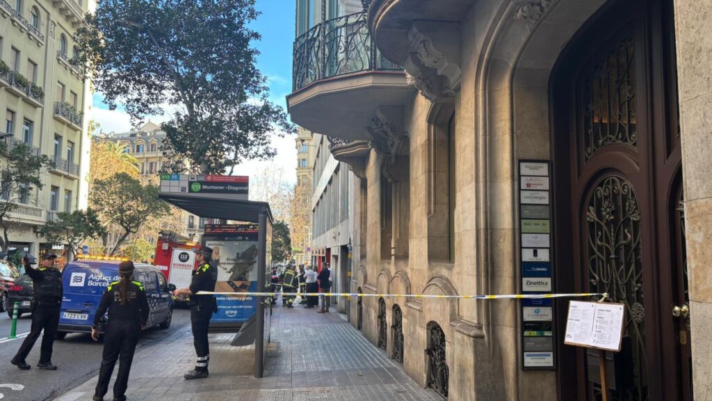 Prop d'un centenar de veïns, sense aigua per una fuita al carrer de Muntaner | Bombers de Barcelona, fuita d'aigua
