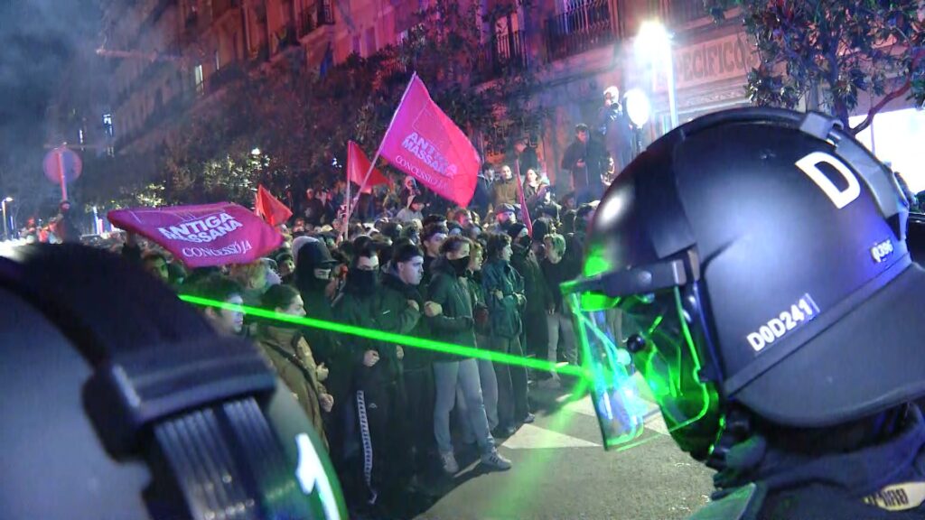 Cops de porra i moments de tensió a la manifestació pel desallotjament de l’Antiga Massana | VÍDEO | desallotjaments, Guàrdia Urbana, manifestacions a Barcelona, Mossos d'Esquadra