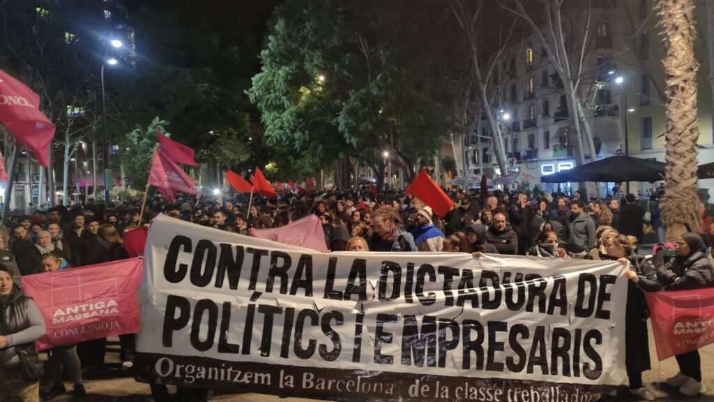 2.500 persones en la manifestació a la rambla del Raval contra el desallotjament de l'Antiga Massana | desallotjaments, Guàrdia Urbana, manifestacions a Barcelona, Mossos d'Esquadra