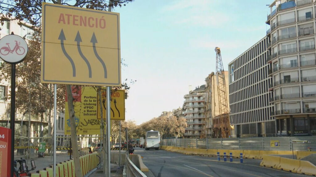 Els veïns de l'Eixample "al·lucinen" amb les obres de l'L8: "Cada dia descobrim una afectació nova" | FGC, obres, queixes veïnals