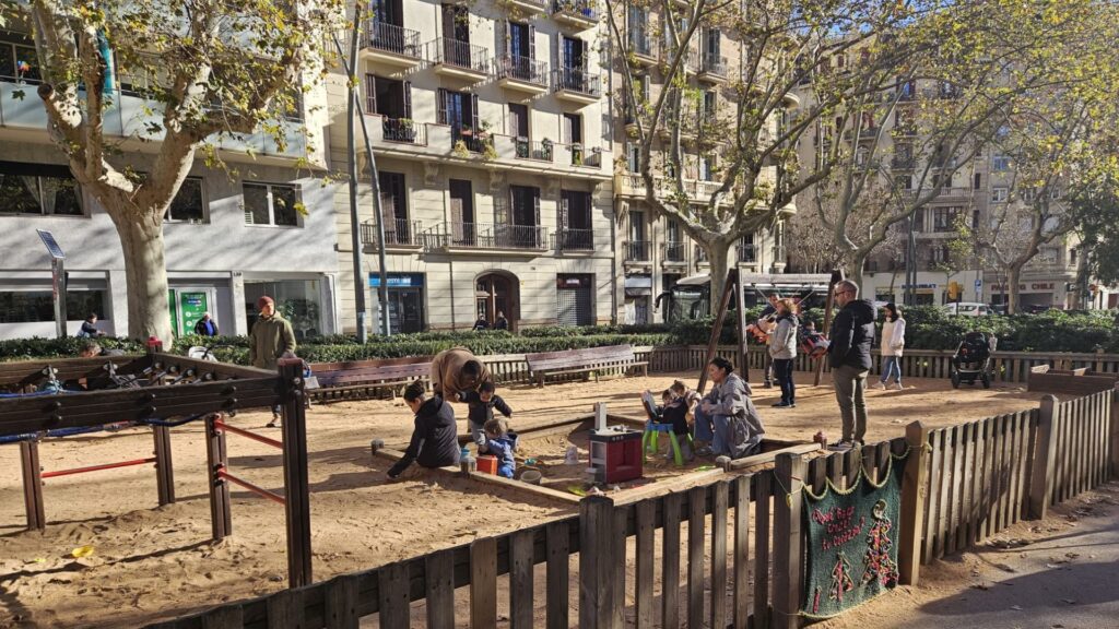 Tornada als llocs de treball i les rutines diàries després de les festes de Nadal | Ajuntament de Barcelona, arbres, festes, infants, Nadal, tradicions, treballadors