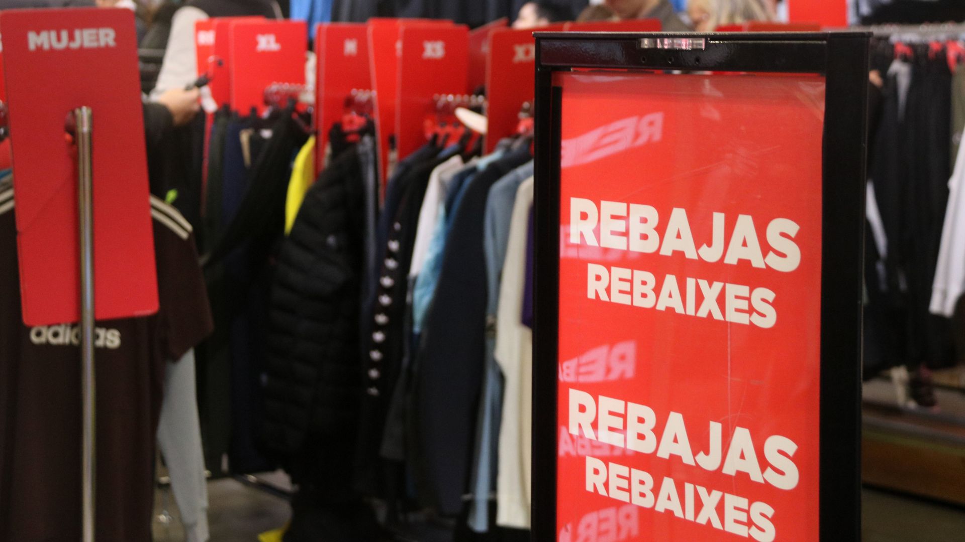 La campanya de rebaixes generarà 24.300 contractes a Barcelona, un 21,3 % més que l’any passat | rebaixes, treballadors