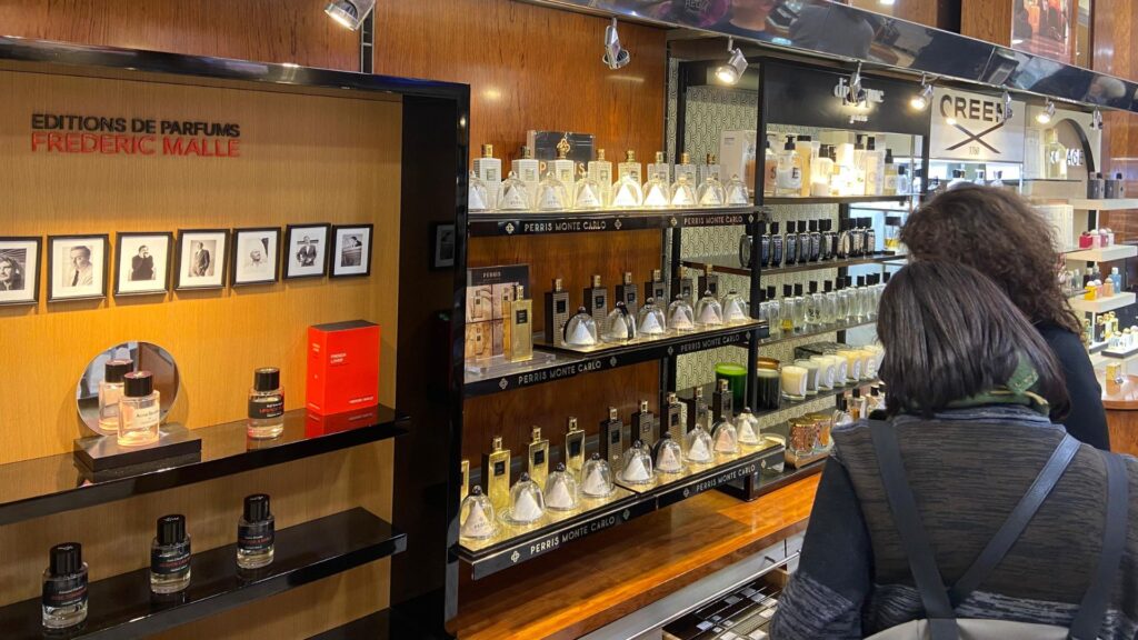 Tanca l'emblemàtica perfumeria Regia del passeig de Gràcia després de gairebé un segle | botigues centenàries