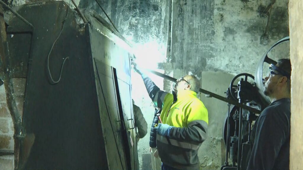 Comença el trasllat de la maquinària industrial centenària de la Foneria Parés al MUHBA |