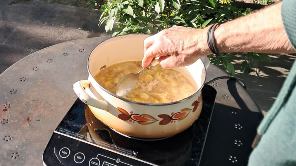 L'espai natural de l'Estació de Magòria crea melmelada de mandarines per defensar l'espai | horts urbans, queixes veïnals