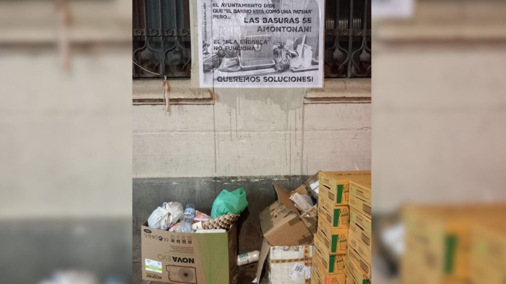 Veïns del Raval critiquen el Pla endreça i reclamen accions efectives contra la brutícia al barri | neteja, queixes veïnals