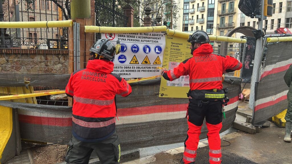 Una fuita d'aigua provoca un guèiser al carrer del Comte d'Urgell, a tocar de les obres de l'L8 | Bombers de Barcelona, fuita d'aigua