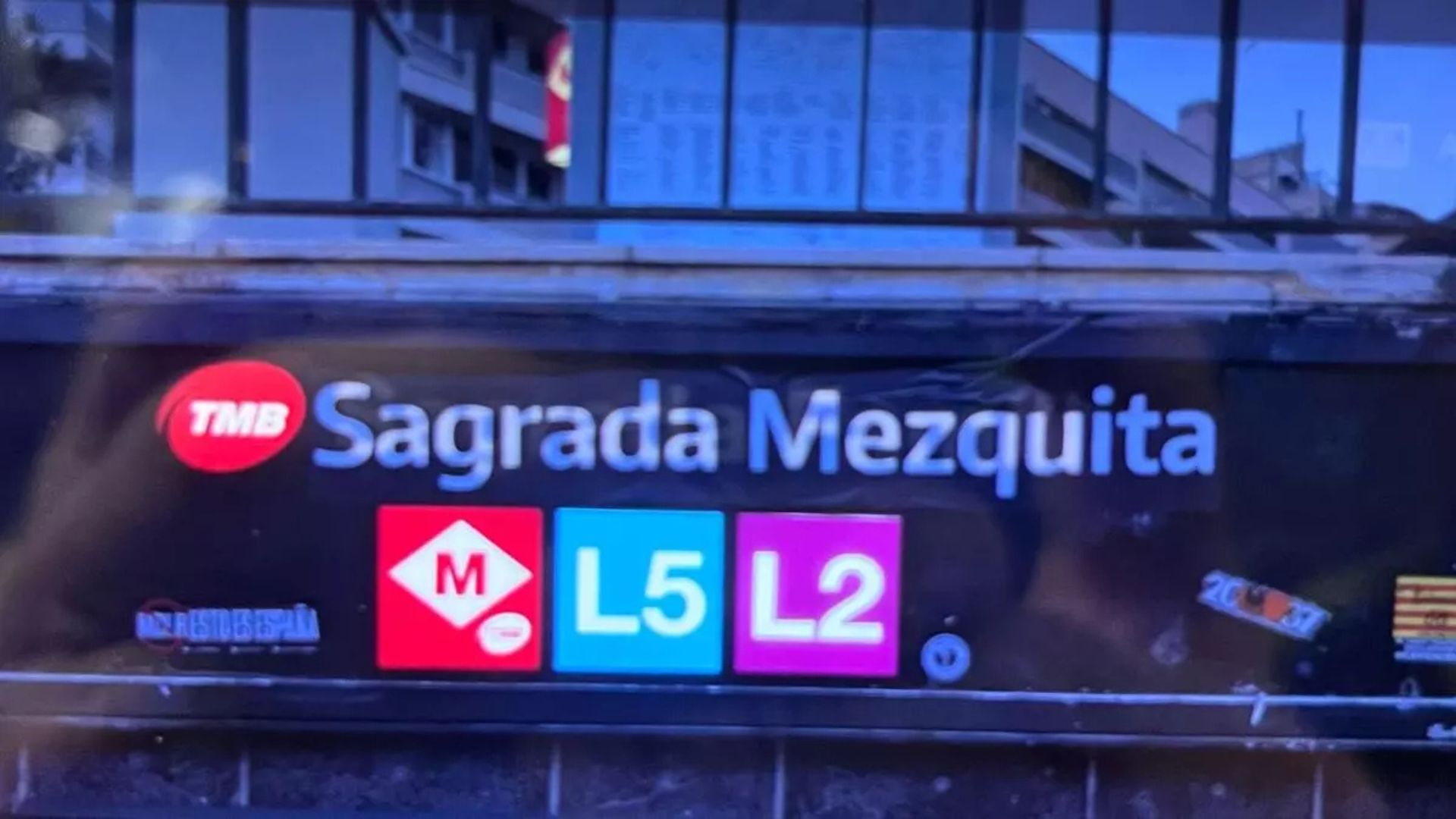 Rètols vandalitzats metro