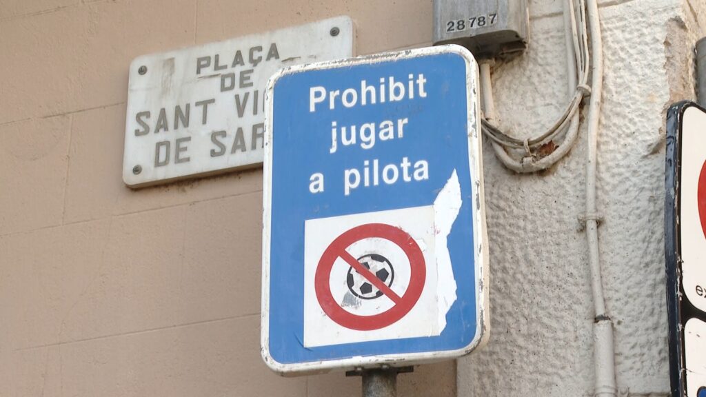 Polèmica a la nova ronda de Sant Antoni per la prohibició de jugar a pilota | carrers, infants, oci, zones de vianants