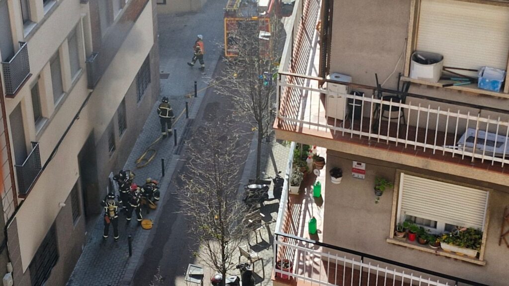 Els Bombers rescaten tres gats en un incendi al Camp de l'Arpa del Clot  | Bombers de Barcelona, Incendis