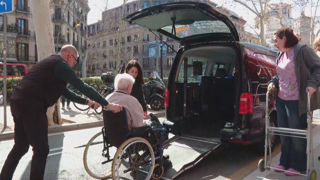 Punt final: els darrers usuaris abandonen la Residència Tàber el dia que tanca definitivament | gent gran, mercat immobiliari, residències