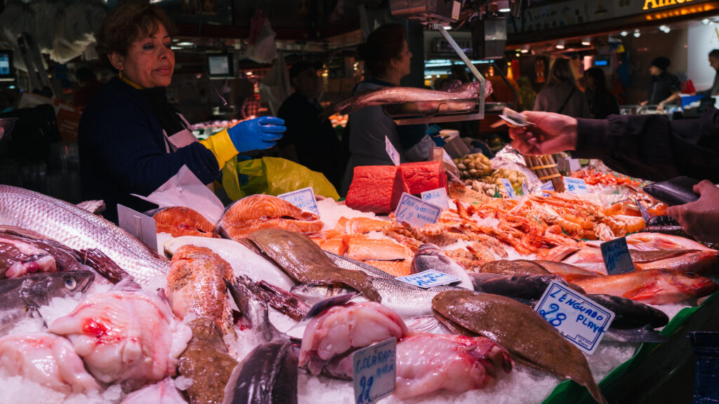 La Boqueria defensa mantenir les degustacions per a turistes: "Marxen amb un bon record" | Ajuntament de Barcelona, betevé directe, la Rambla, Mercat de la Boqueria