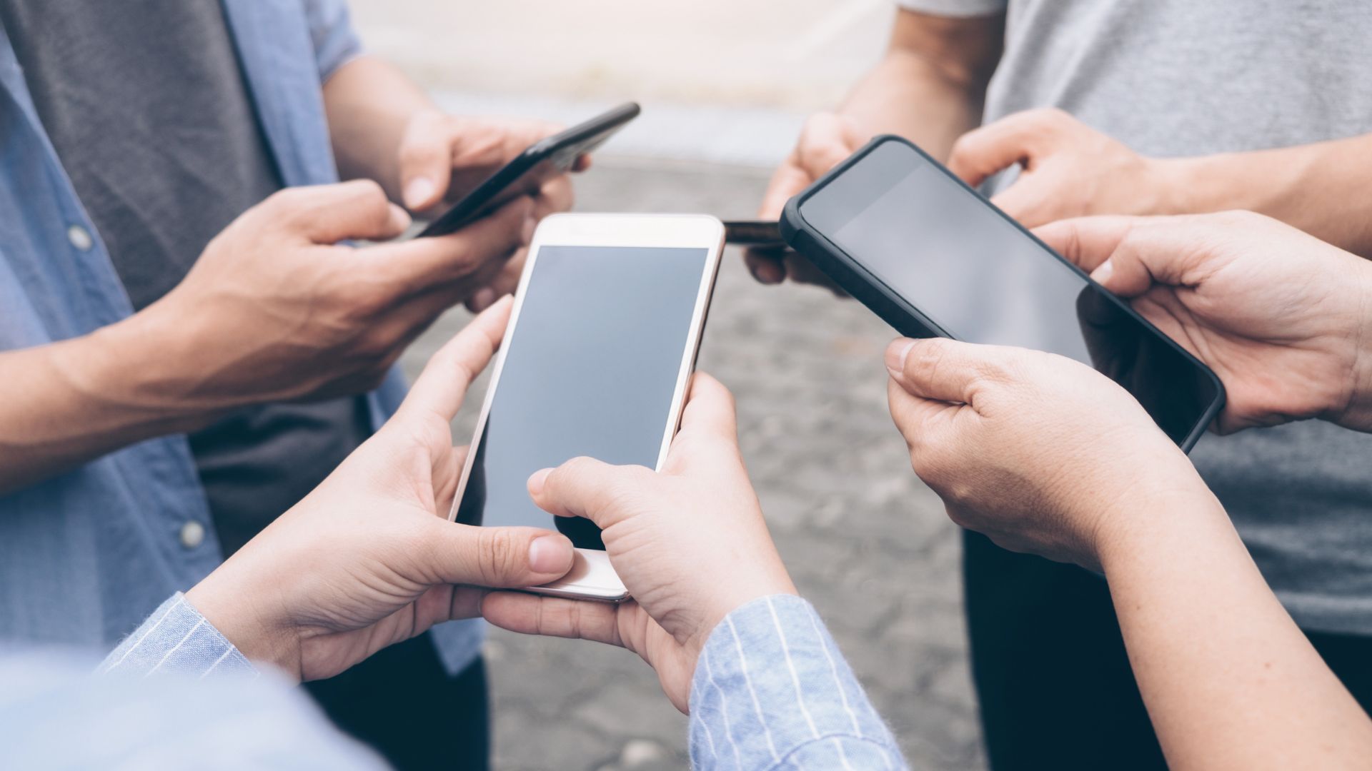 Alerten d’un augment de l’addicció a les inversions d’alt risc entre els joves | Addiccions, joves, publicitat, telefonia mòbil