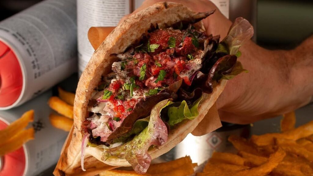 6 llocs on tastar entrepans a Barcelona d'arreu del món com la focaccia, el kebab i el "katsu sando" | bars, betevé directe, cuina, restaurants