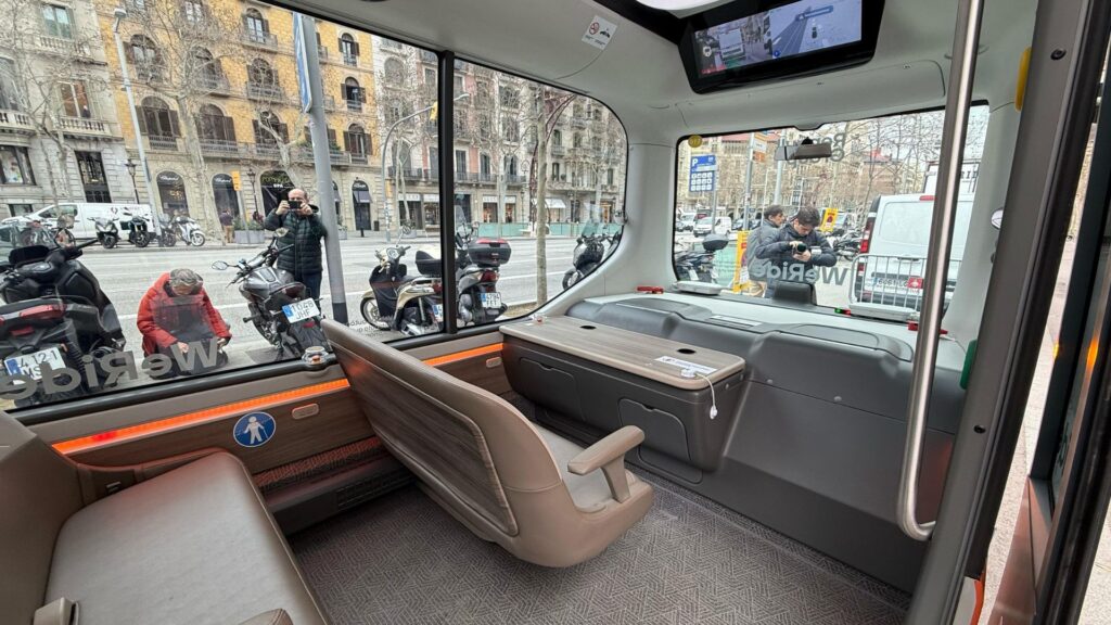 Proves gratuïtes del primer minibús sense conductor i amb passatgers que circula per Barcelona | autobús, innovació, tecnologia, transport públic
