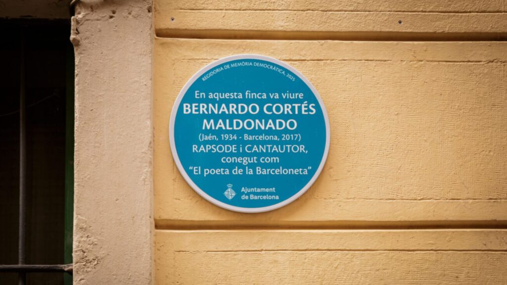 La Barceloneta homenatja el cantautor i poeta Bernardo Cortés amb una placa al carrer on va viure | cultura popular, poesia
