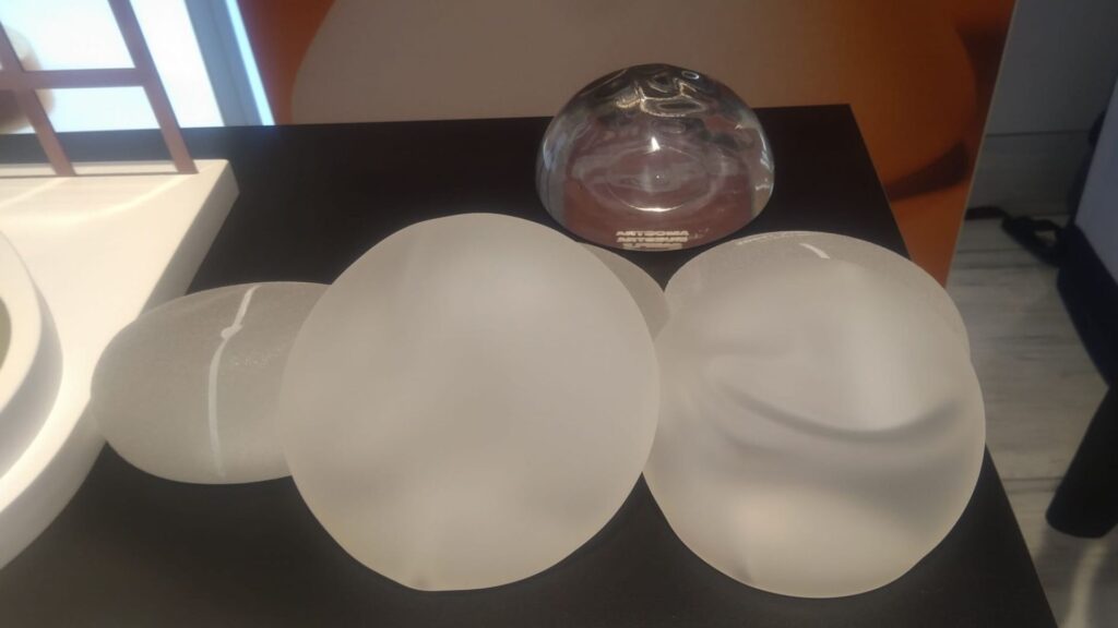 En vuit anys es duplica el nombre de dones que es treuen els implants mamaris | càncer de mama, dones