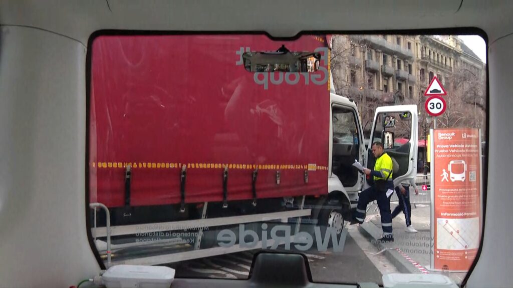 Així és el viatge amb el minibús sense conductor que circula pel centre de Barcelona | VÍDEO | autobús, innovació, tecnologia, transport públic