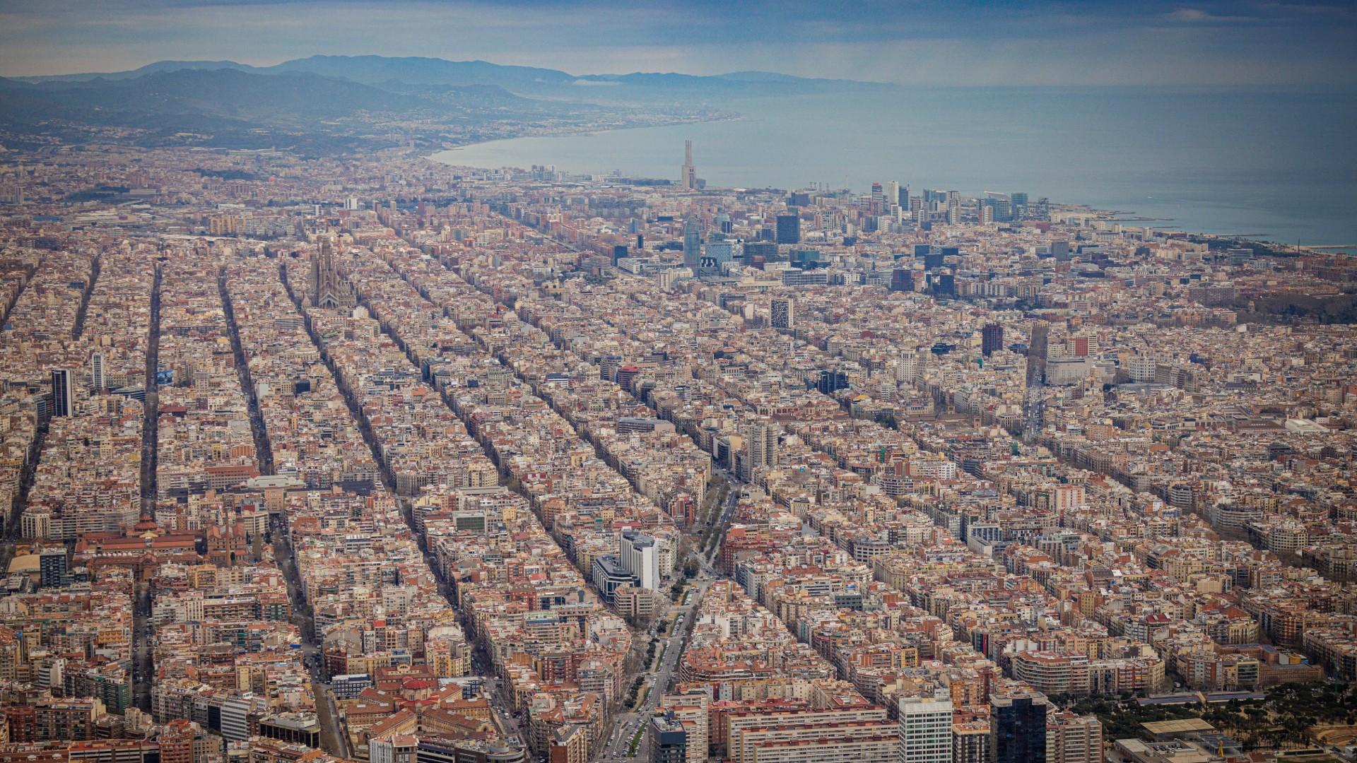 Ciutat de Barcelona des de l'aire. Imatges aèries helicòpter. Diagonal. Sagrada Família