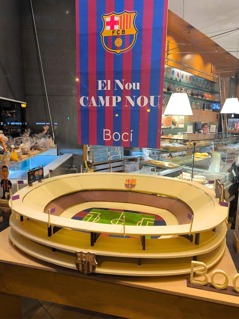 El Camp Nou acabat… però de xocolata en una mona de Pasqua blaugrana gegant | Camp Nou, FC Barcelona, Pasqua, Setmana Santa