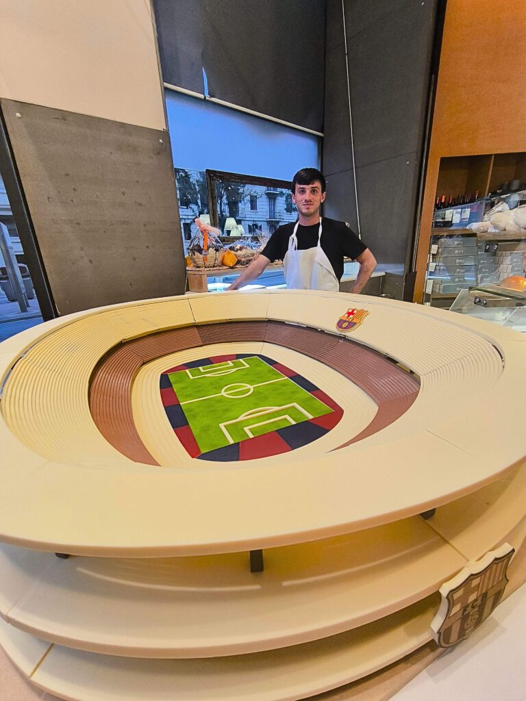El Camp Nou acabat… però de xocolata en una mona de Pasqua blaugrana gegant | Camp Nou, FC Barcelona, Pasqua, Setmana Santa
