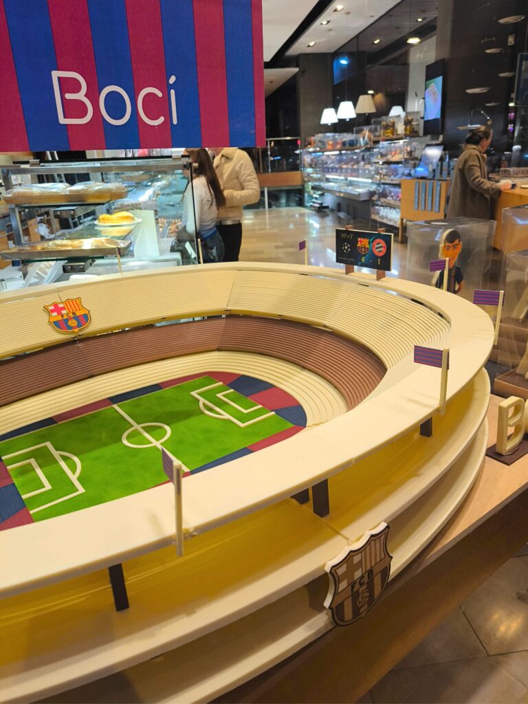 El Camp Nou acabat… però de xocolata en una mona de Pasqua blaugrana gegant | Camp Nou, FC Barcelona, Pasqua, Setmana Santa