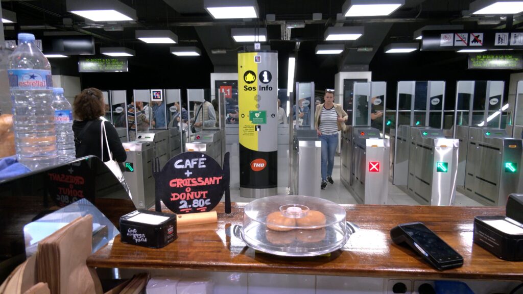 Fer un cafè al subsol de Glòries, els bars que sobreviuen al metro: "No saps mai el temps que fa" | bars, metro, restauració