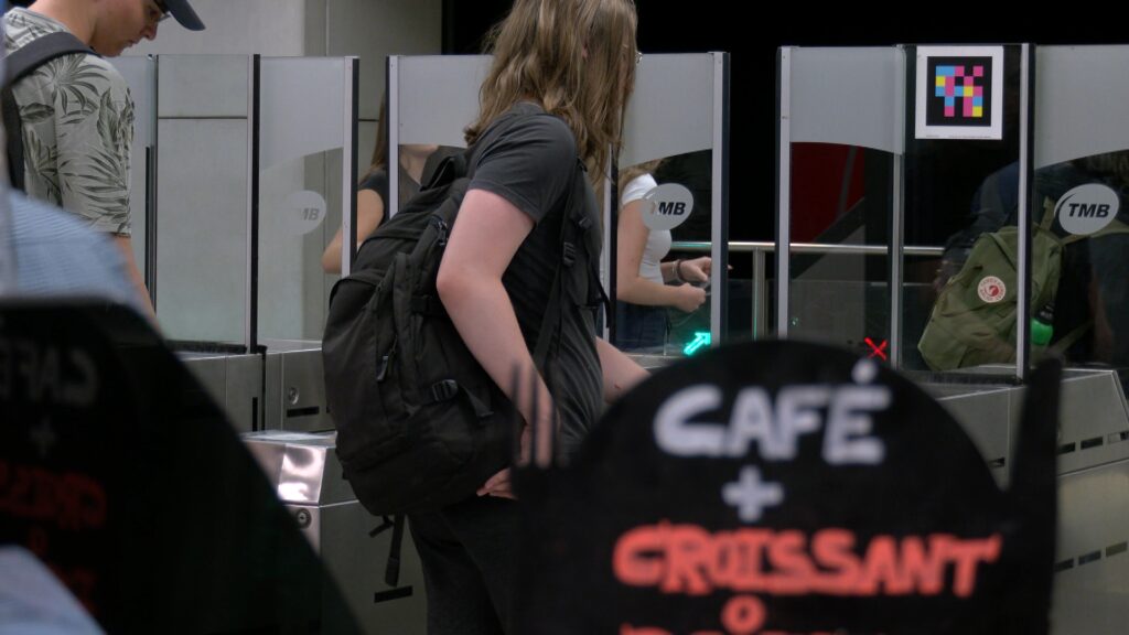 Fer un cafè al subsol de Glòries, els bars que sobreviuen al metro: "No saps mai el temps que fa" | bars, metro, restauració