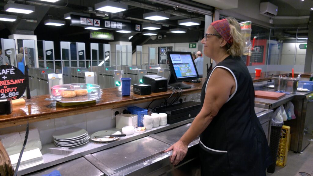 Fer un cafè al subsol de Glòries, els bars que sobreviuen al metro: "No saps mai el temps que fa" | bars, metro, restauració