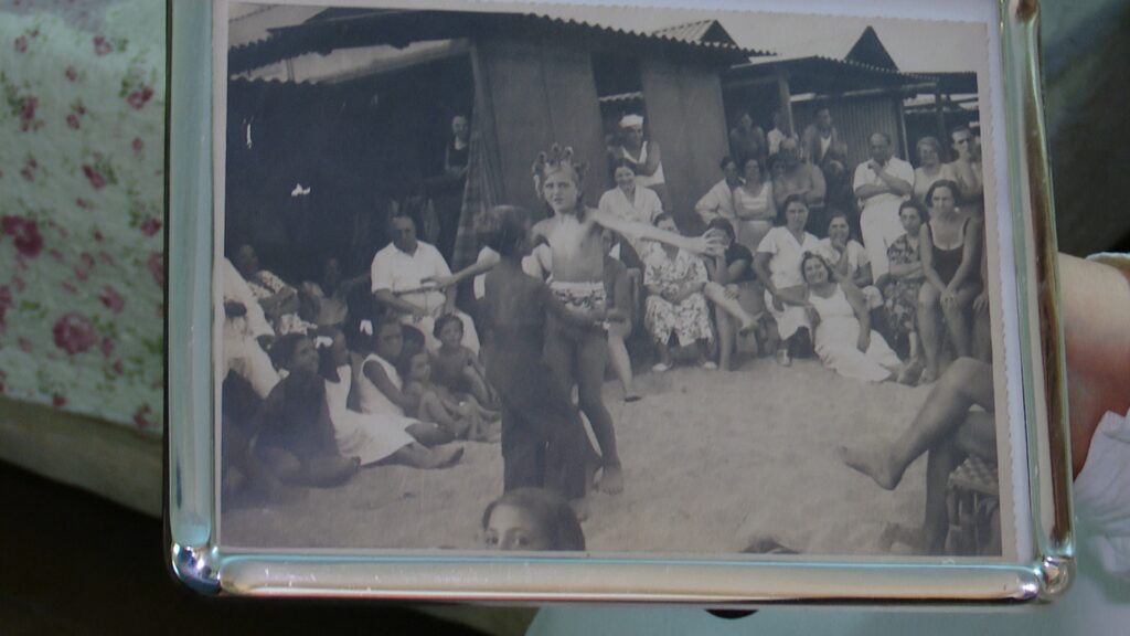 Pilar Roca celebra 100 anys envoltada de família, amics i veïns: "Hi he arribat sense adonar-me'n" | aniversari, festes, memòria històrica