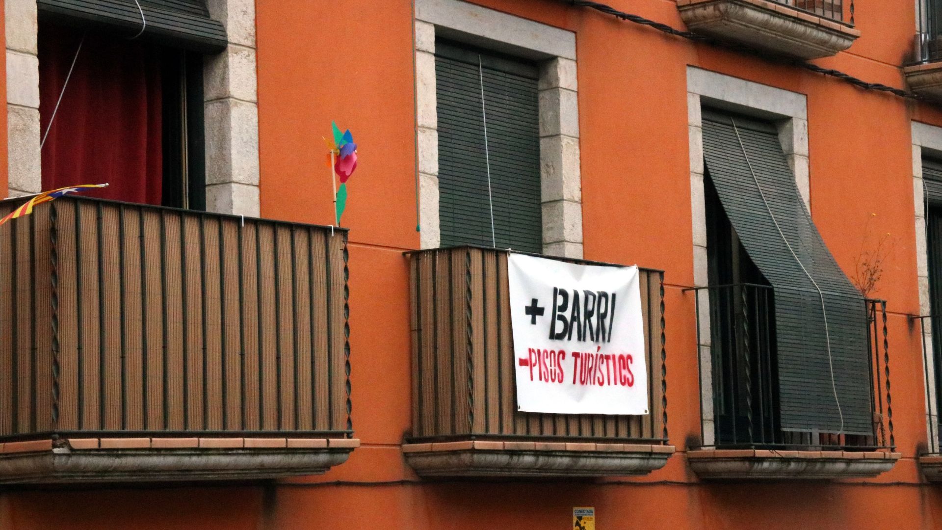 La llei estatal avala que les comunitats de veïns puguin vetar els pisos turístics per majoria | apartaments turístics, pisos turístics