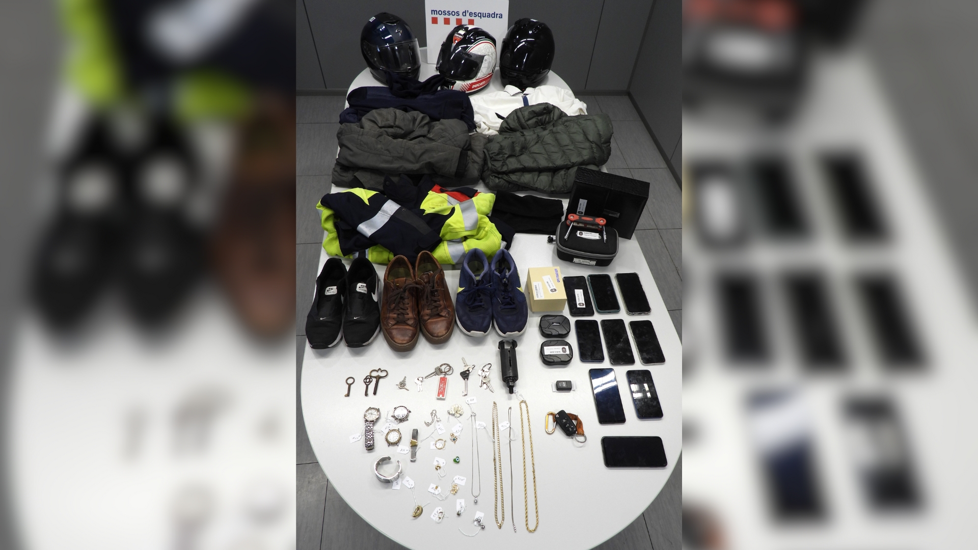 Detinguts dos homes amb més de 60 antecedents per robatoris a domicilis i vehicles | Mossos d'Esquadra, robatoris