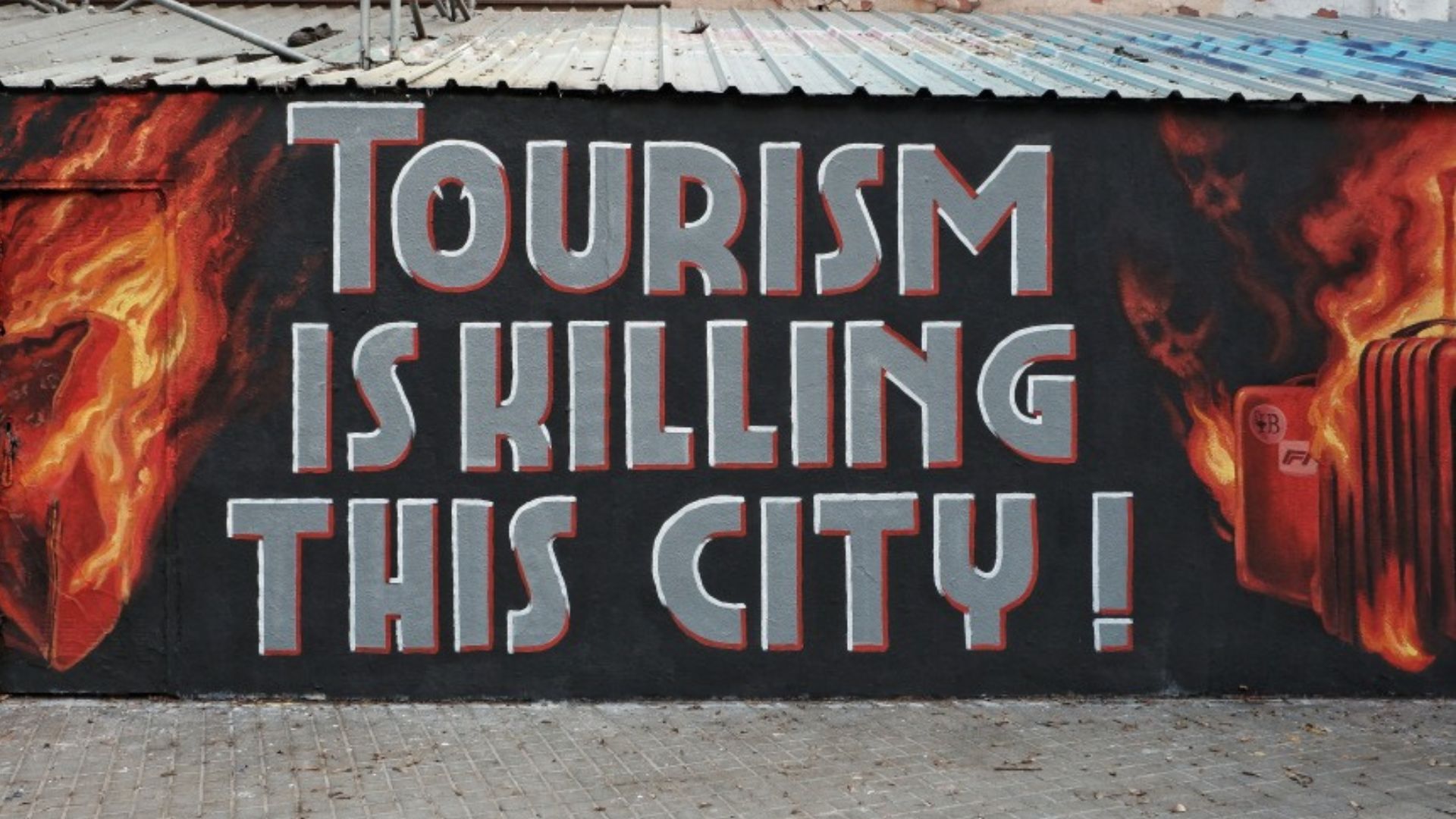 Roc Blackblock critica el model de turisme al nou mural de l'Arnau: "Està matant aquesta ciutat” | Art, grafits