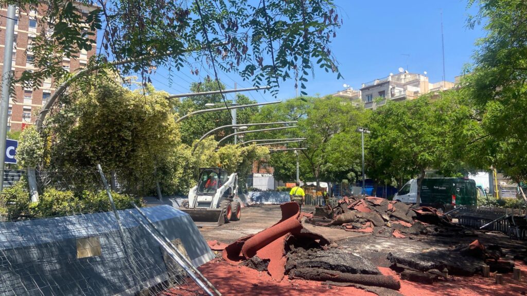 Tanca metàl·lica adornada de gessamí estrellat a la plaça de Maragall