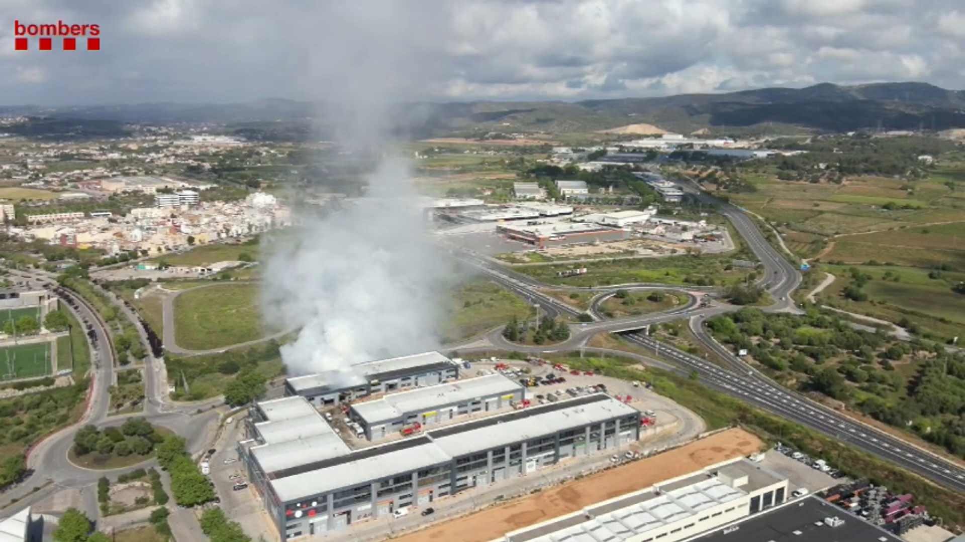 S'aixeca el confinament als municipis afectats per l'incendi a l'empresa química de Vilanova | contaminació atmosfèrica, Incendis