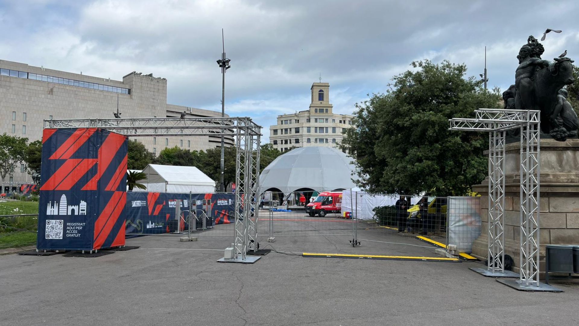 Preparació fan village F1 a plaça de Catalunya