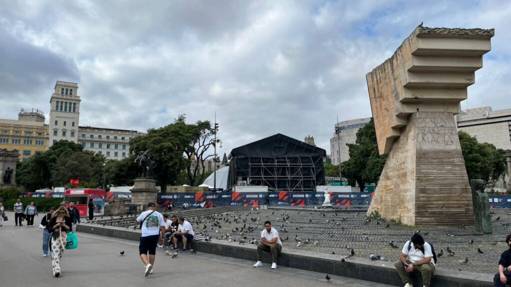 Preparaci&oacute; fan village F1 a pla&ccedil;a de Catalunya