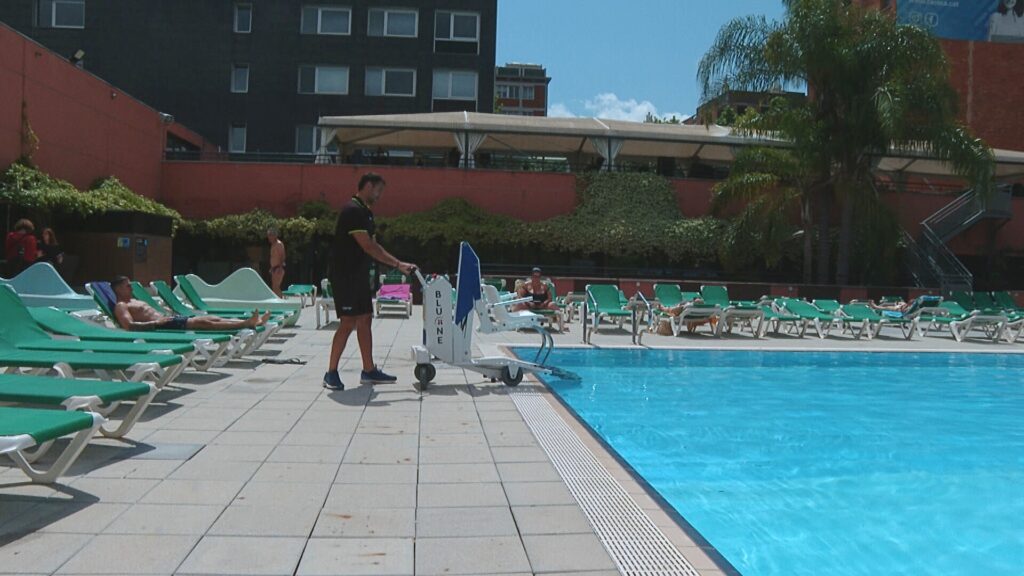 grua mòbil piscina exterior CEM Bac de Roda