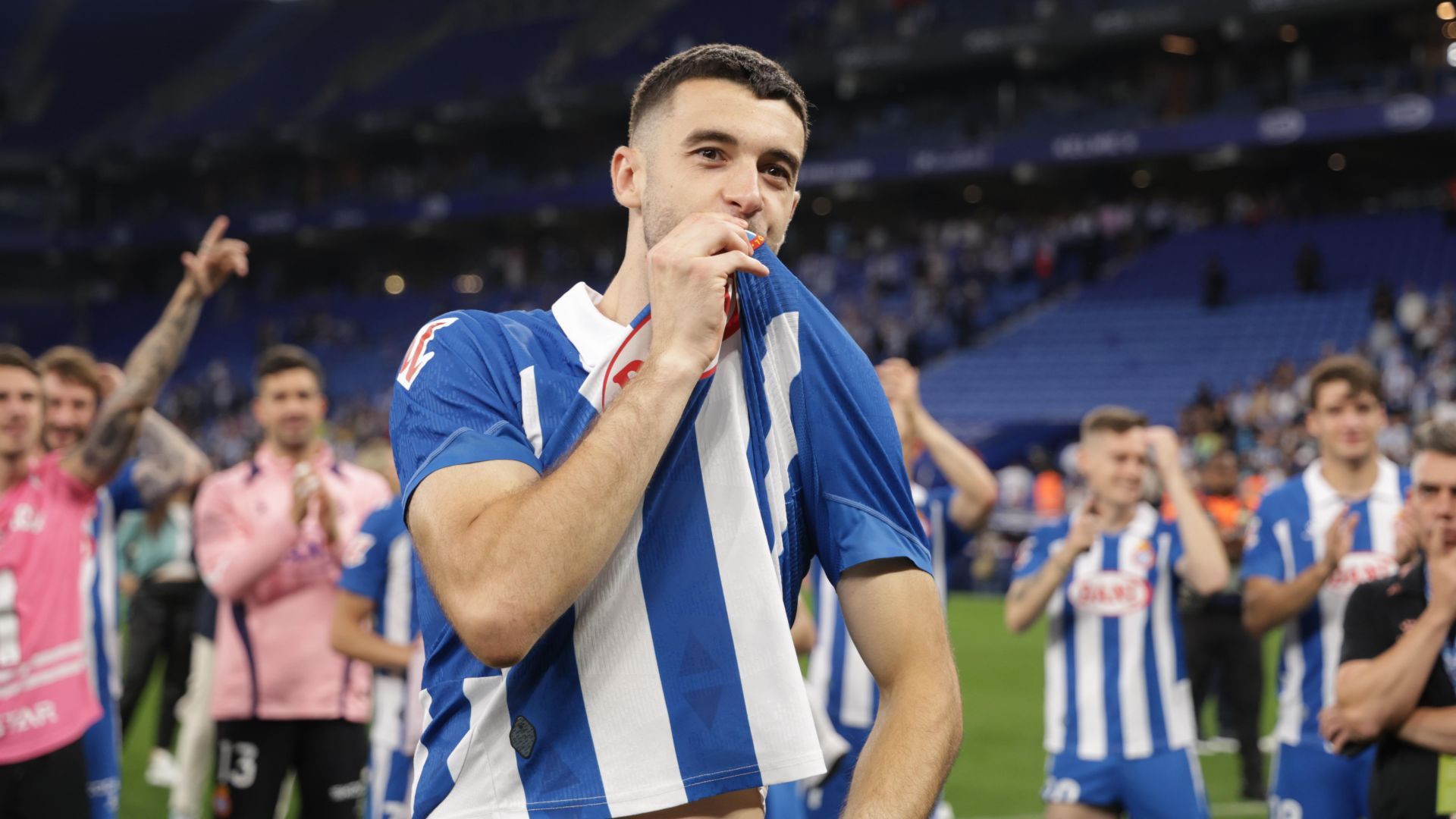 Joan Garcia petó escut Espanyol