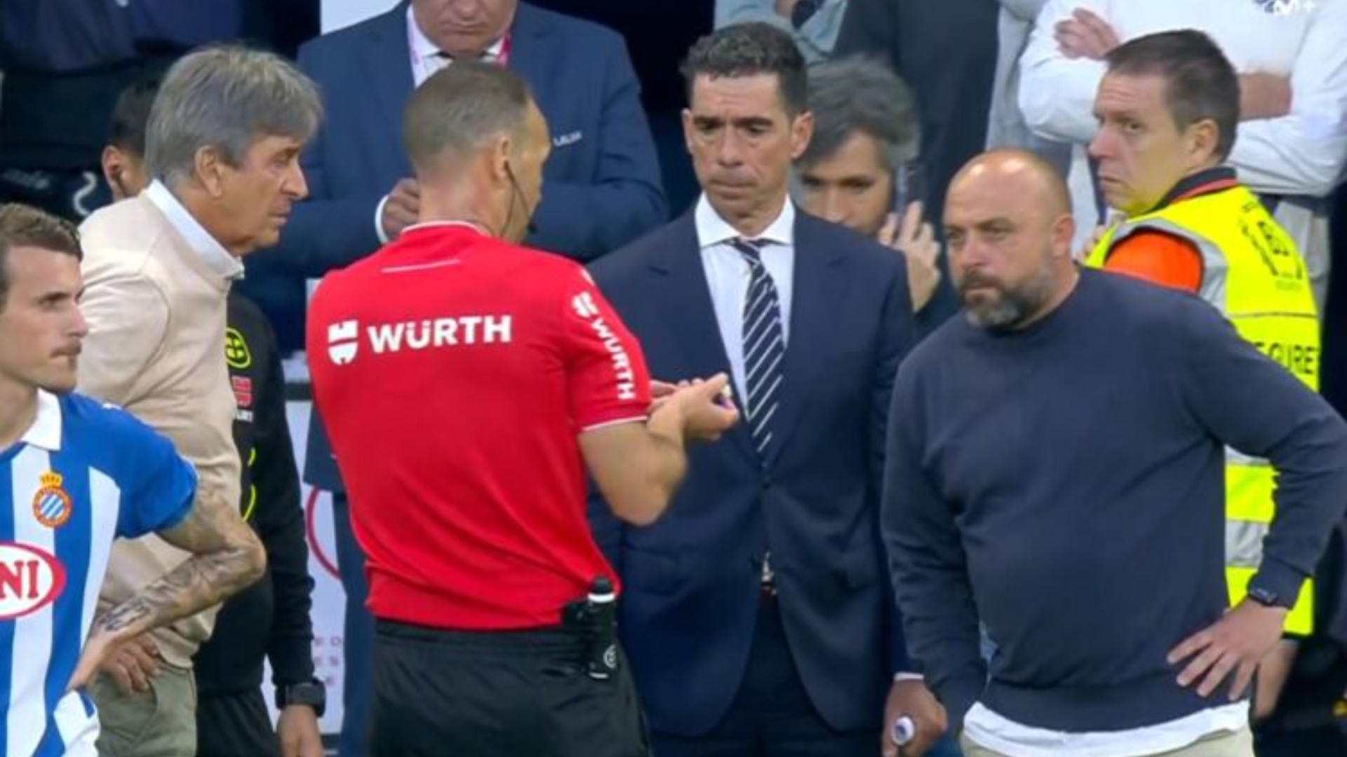 Cuadra Fernández parlant amb Manolo González i Manuel Pellegrini i delegats durant l'Espanyol - Betis