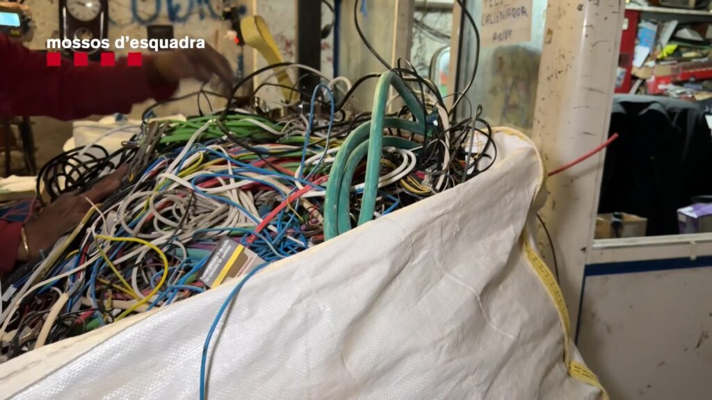 Els Mossos detecten irregularitats en quatre gestors de residus de Sant Martí | Mossos d'Esquadra, residus