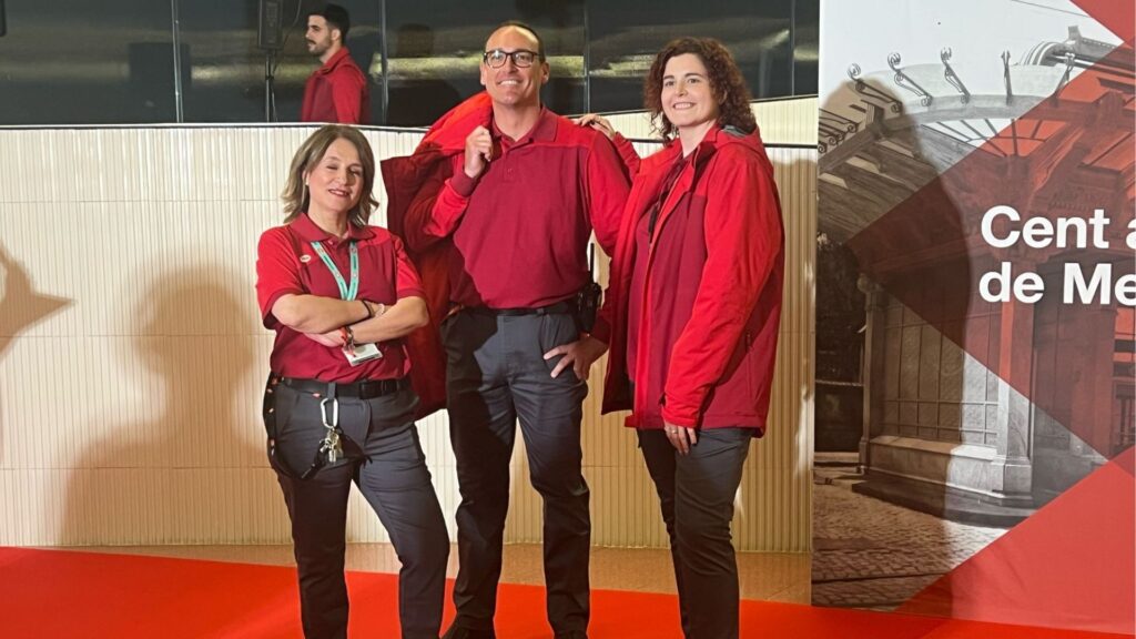 Amb polo, sense camisa ni corbata: el nou uniforme de TMB serà més còmode, modern i funcional | autobús, metro, TMB