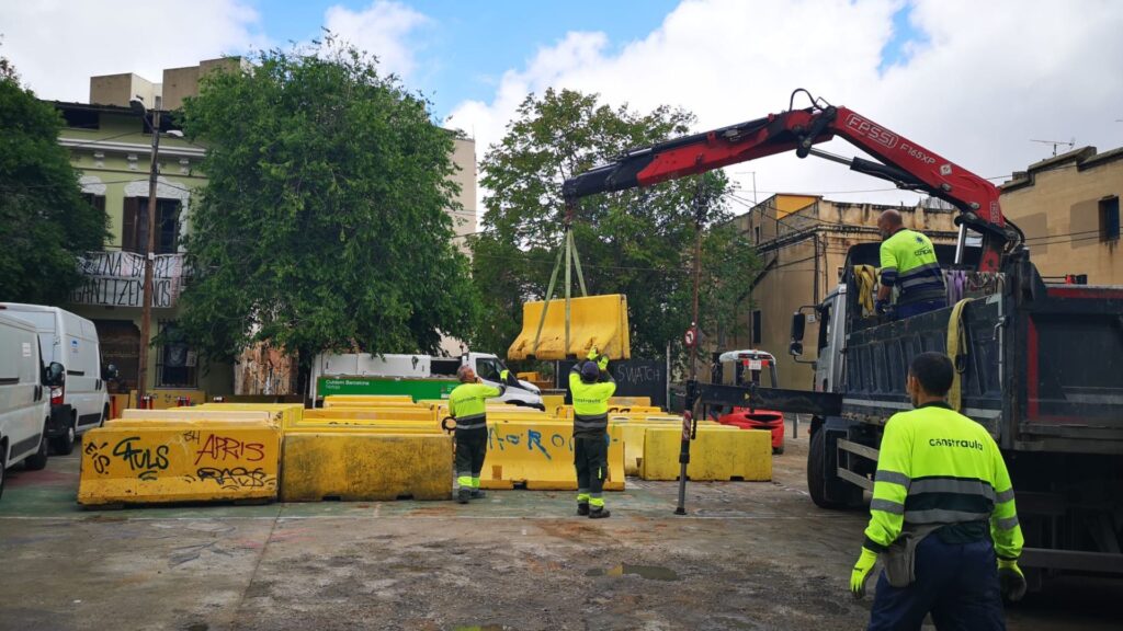 Continua la neteja del solar de l'assentament de Vallcarca després del desallotjament | Ajuntament de Barcelona, assentaments, neteja
