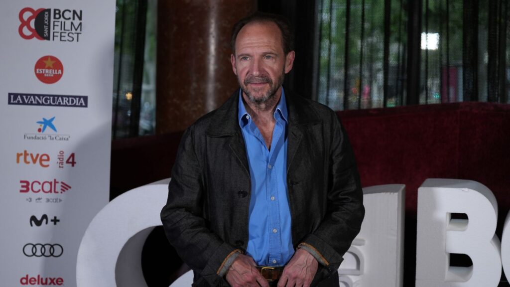 Ralph Fiennes, a Barcelona però amb el pensament al Vaticà: "Em pregunto per què no soc allà" | cine, festival