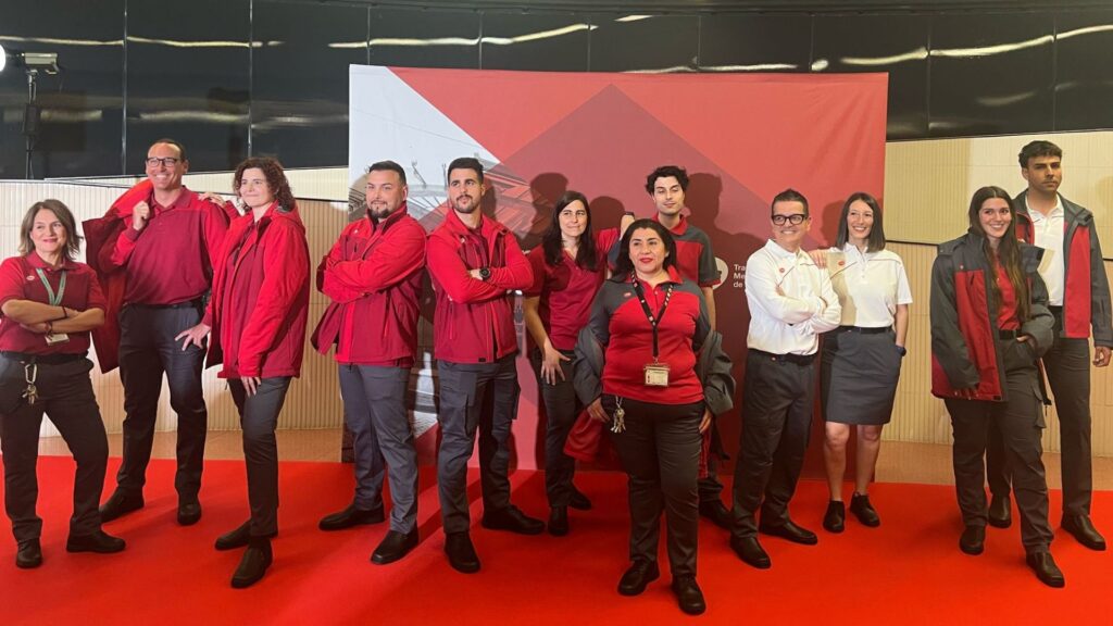 Amb polo, sense camisa ni corbata: el nou uniforme de TMB serà més còmode, modern i funcional | autobús, metro, TMB