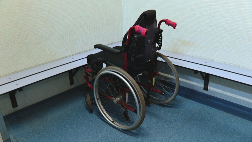 Demanen que es millori l'accessibilitat a les piscines del CEM Bac de Roda | accessibilitat, discapacitats, equipaments