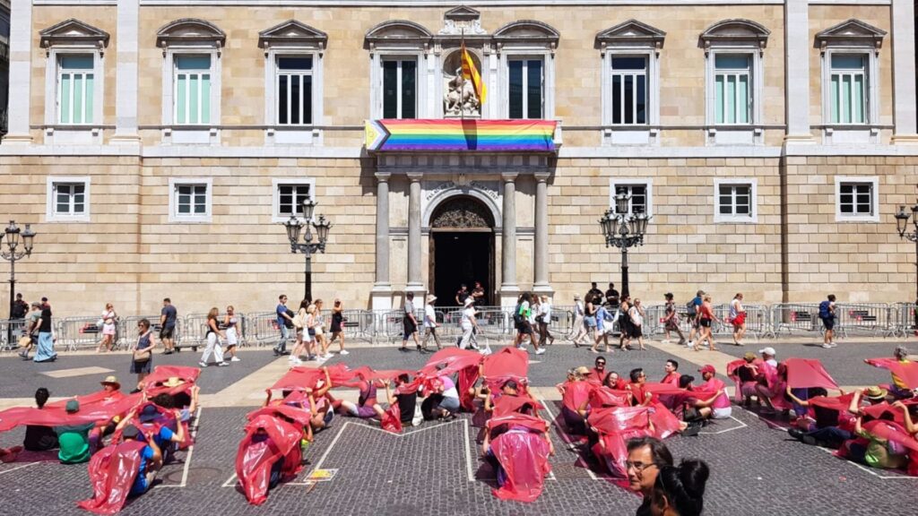 Centenars de persones es manifesten a la plaça de Sant Jaume contra l'ampliació de l'aeroport | Aeroport Josep Tarradellas Barcelona-el Prat, contaminació acústica, contaminació atmosfèrica, manifestacions a Barcelona, protestes