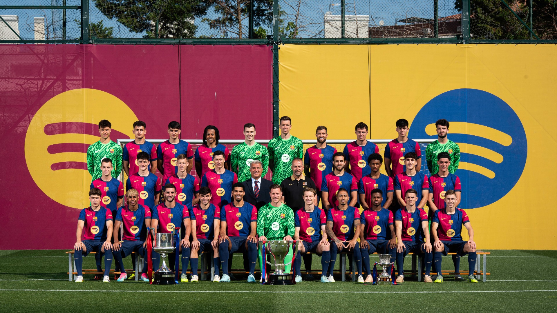 Fotografia oficial Barça temporada 2024-25 amb els tres títols aconseguits: Lliga, Copa del Rei i Supercopa d'Espanya