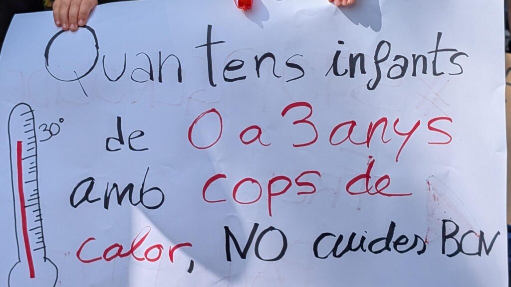 Concentració de les famílies de l'EBM Alchemika, que demanen que s'arregli l'aire condicionat | calor, Consorci d'Educació de Barcelona, escoles bressol